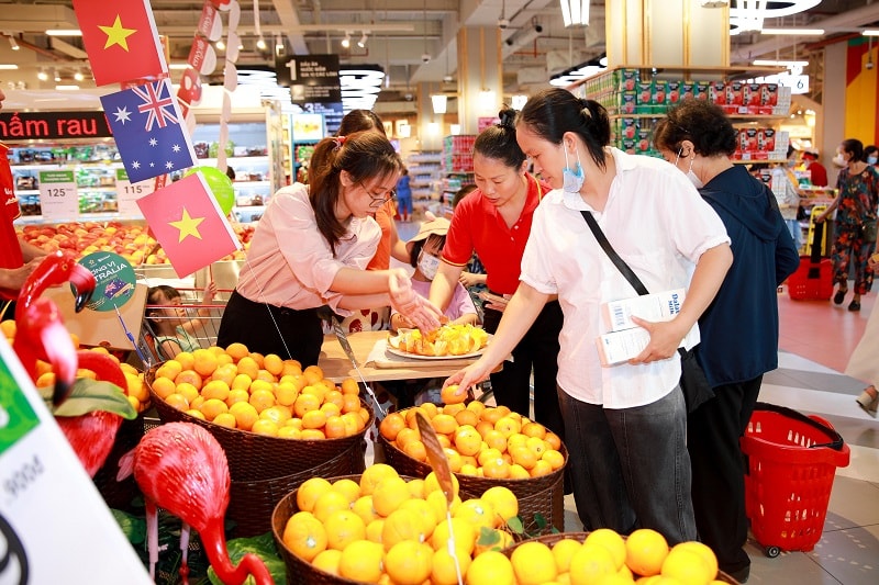 Sự kiện diễn ra với chương trình ăn thử sản phẩm, thu hút đông đảo sự chú ý của khách hàng