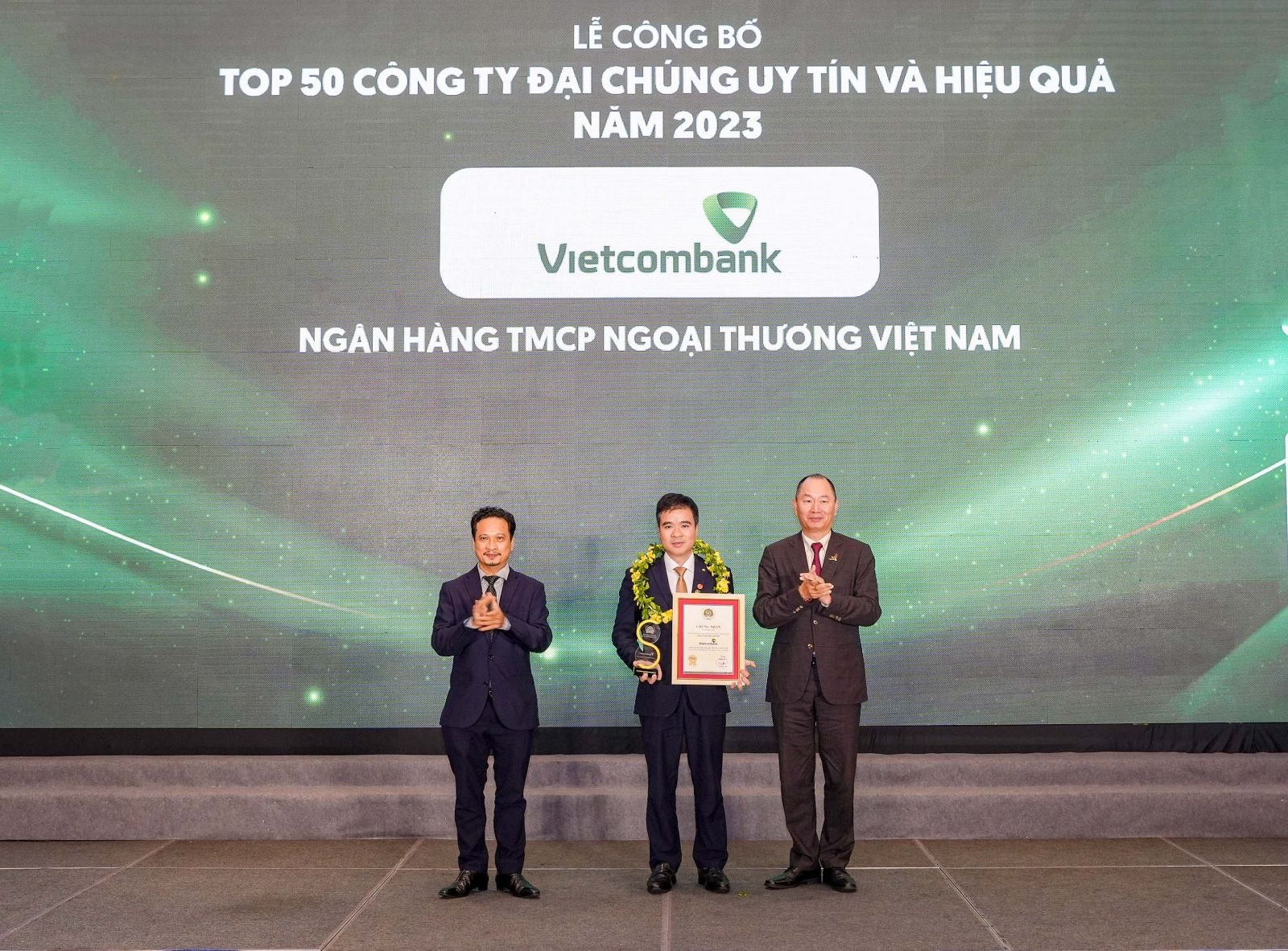 Đại diện Vietcombank (đứng giữa) nhận danh hiệu “Công ty đại chúng uy tín và hiệu quả nhất Việt Nam năm 2023”