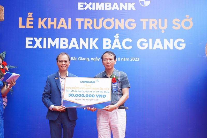 Cũng trong dịp này, Ông Nguyễn Hồ Hoàng Vũ - Phó Tổng Giám đốc Eximbank (Bên trái) đại diện ngân hàng trao 15 suất học bổng trị trị giá 30 triệu đồng cho Quỹ khuyến học Trường Phổ thông Dân tộc nội trú tỉnh Bắc Giang – nơi chắp cánh ước mơ cho con em đồng bào vùng dân tộc thiệu số/ miền núi/ vùng đặc biệt khó khăn tỉnh Bắc Giang.