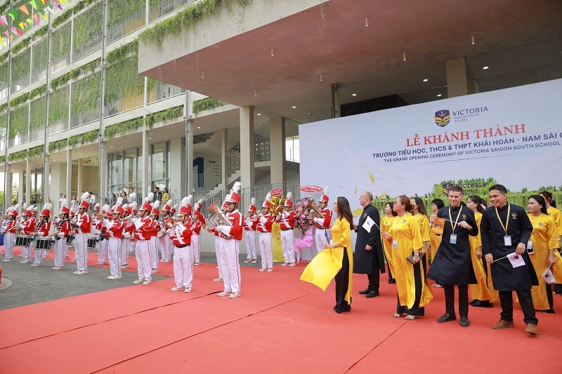 Toàn thể học sinh và giáo viên thực hiện nghi thức Thượng Cờ trong ngày khánh thành trường.