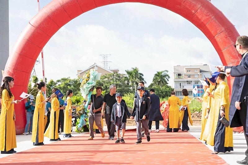  Quý thầy cô trường Victoria School chào đón phụ huynh và học sinh tham dự lễ khánh thành.