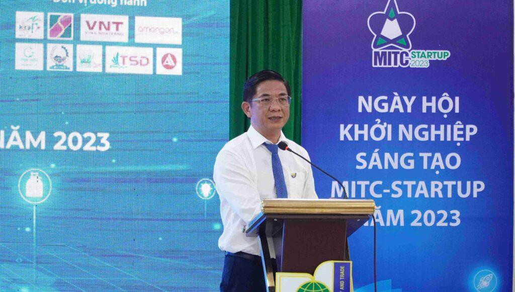 TS. Trần Kim Quyên – Bí thư Đảng ủy, Chủ tịch Hội đồng, Hiệu trưởng Nhà trường – Phát biểu khai mạc chương trình