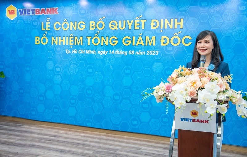 Ông Dương Nhất Nguyên - Chủ tịch HĐQT Vietbank (đầu tiên bên trái), Bà Trần Thị Lâm - Nhà sáng lập, Thành viên Ban Điều hành Vietbank (thứ 2 từ trái qua) và ông Nguyễn Hữu Trung - Phó Chủ tịch HĐQT Vietbank (đầu tiên bên phải) trao hoa và quyết định bổ nhiệm bà Trần Tuấn Anh. Ảnh: VBB