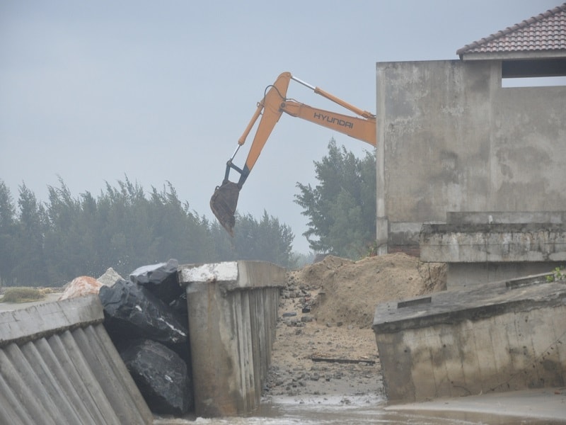 Nhiều giải pháp bảo vệ bờ biển Cửa Đại đã được triển khai nhưng hiệu quả là khá khiêm tốn.