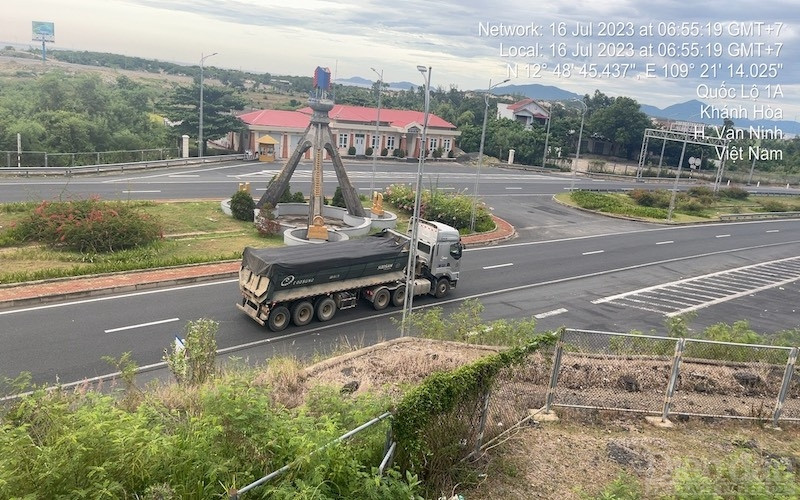 Những hình ảnh ghi nhận xe chở cát ra khỏi địa phương được phóng viên Diễn đàn Doanh nghiệp nghi nhận trong tháng 7/2023.