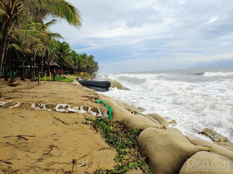 Đến nay, tất cả biện pháp kè chắn sạt lở tại khu vực biển Cửa Đại đều là tạm thừi.