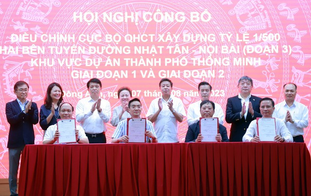 Phó Chủ tịch UBND TP. Hà Nội Dương Đức Tuấn cùng lãnh đạo huyện Đông Anh, nhà đầu tư chứng kiến bàn giao hồ sơ đồ án Điều chỉnh cục bộ quy hoạch chi tiết 1/500 hai bên tuyến đường Nhật Tân – Nội Bài khu vực dự án đầu tư xây dựng Thành phố thông minh. Ảnh: Thùy Chi