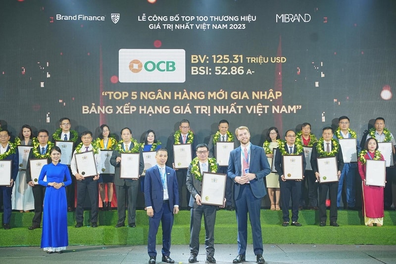 Ông Nguyễn Văn Hương – Phó Tổng giám đốc OCB nhận chứng nhận Top 50 thương hiệu giá trị nhất Việt Nam