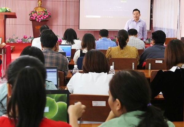 Cán bộ Phòng CCHC và Văn thư lưu trữ (Sở Nội vụ) truyền đạt cách đánh giá chỉ số CCHC cho các học viên 