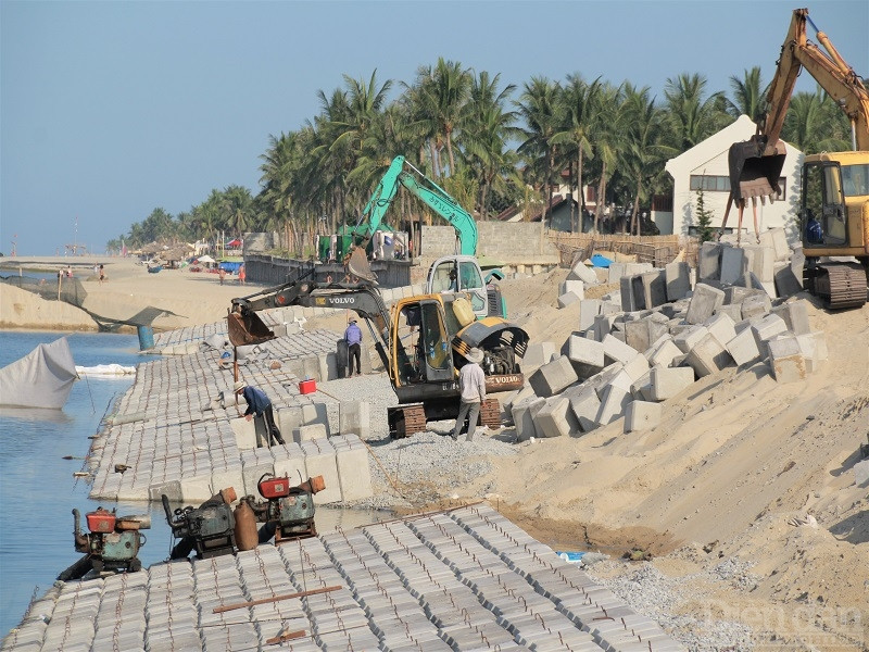 Chủ tịch TP Hội An Nguyễn Văn Sơn cho hay công cuộc chống sạt lở bờ biển Cửa Đại Hội An suốt hơn 2 thập kỷ qua vẫn chưa thành công với nhiều giải pháp từ nuôi bãi, kè từ xa, kè cứng, kè mềm, bơm cát nuôi bãi nhưng vẫn vô vọng, chưa tìm ra biện pháp hữu hiệu để khắc chế tình trạng sạt lở ngày càng gia tăng.