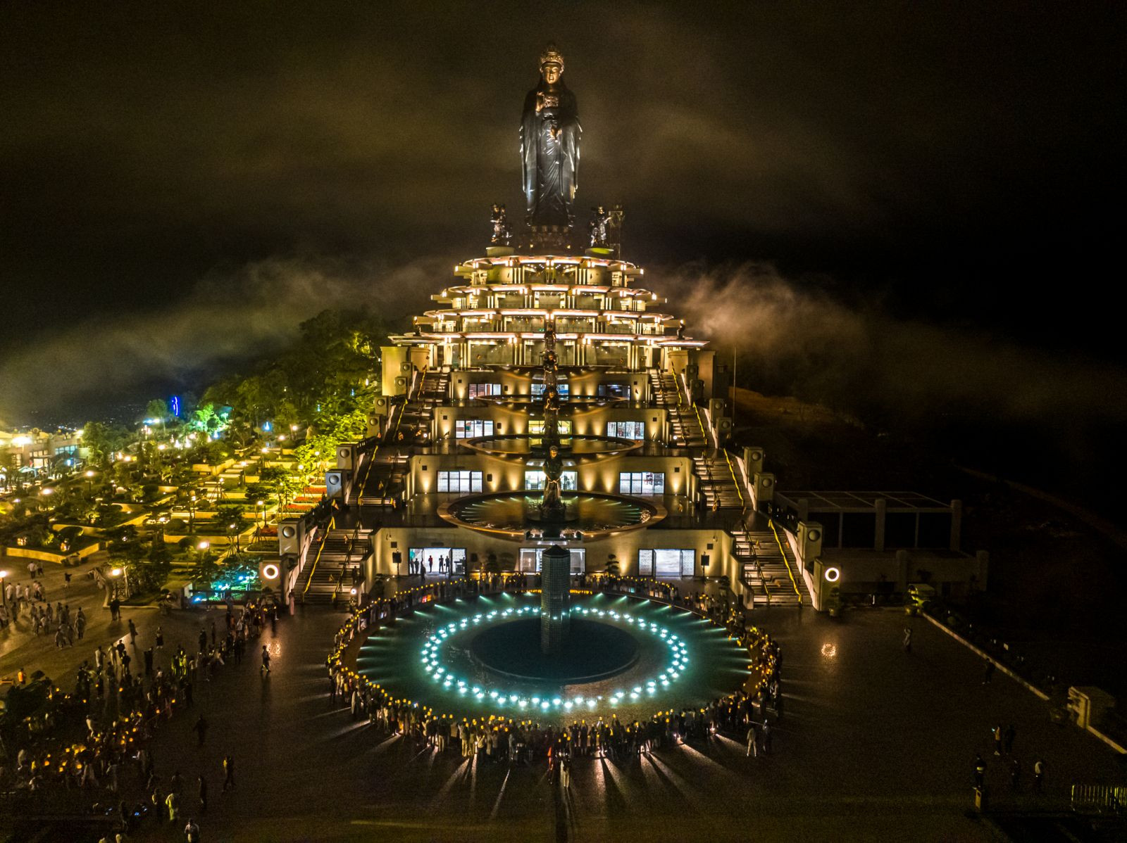 Đêm lung linh trên đỉnh núi Bà Đen. Ảnh: Sun World Ba Den Mountain