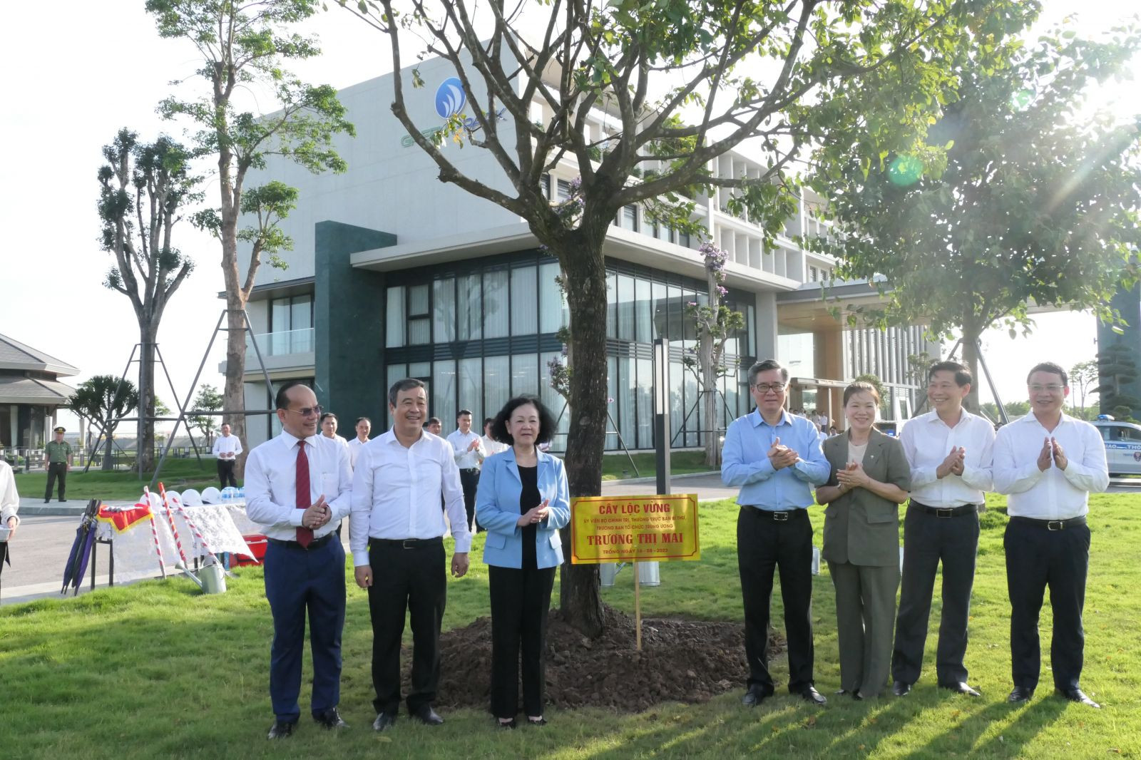 Bà Trương Thị Mai và lãnh đạo tỉnh Thái Bình trồng cây lưu niệm tại khuôn viên cty Green i-Park