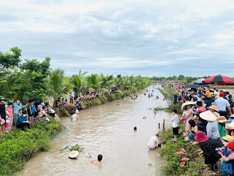 Việc khai thác, phát huy giá trị của các lễ hội góp phần phục hồi các ngành nghề thủ công, quảng bá sản phẩm đặc thù địa phương