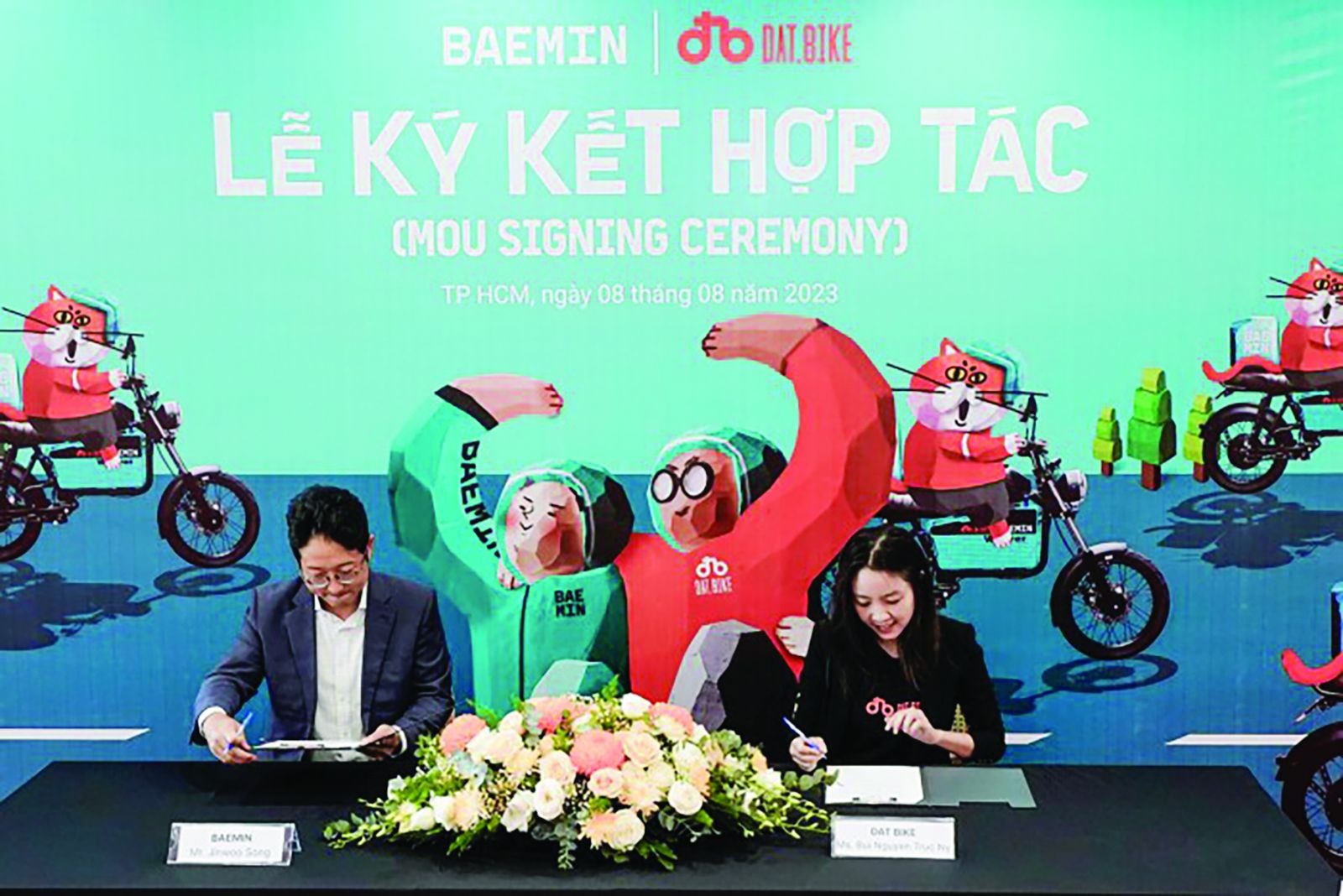  Đại diện BAEMIN và Dat Bike ký kết Hợp đồng hợp tác. Ảnh: Baemin