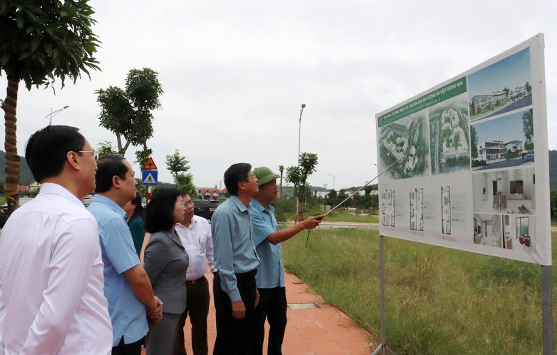 Đoàn công tác Tỉnh ủy Ninh Bình khảo sát tại khu nhà ở cho công nhân, người lao động tại KCN Đông Mai (Ảnh: Báo Quảng Ninh)