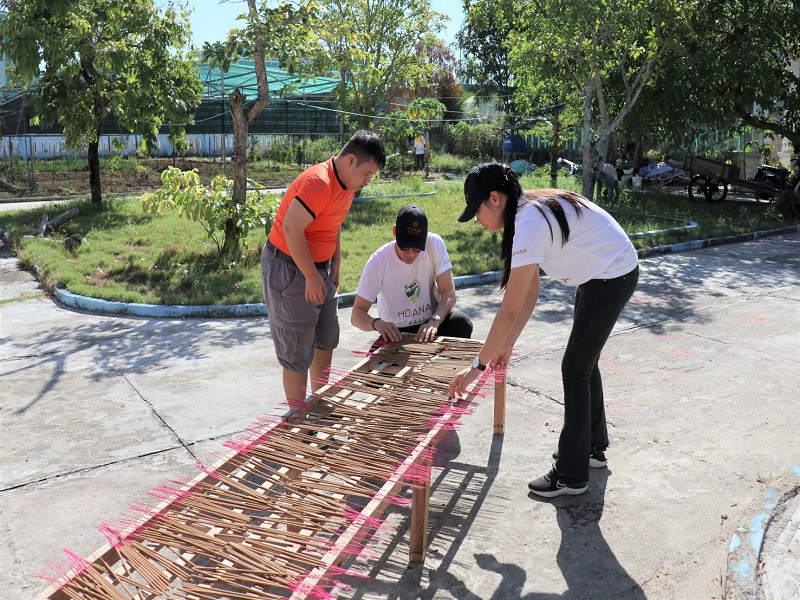 Các thành viên đoàn tình nguyện Hoiana cùng nhau tham giap/làm hương, dọn dẹp và sửa chữa một số đồ đạc tại Trung tâm.