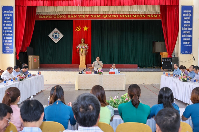 Thủ tướng Chính Phủ cùng đoàn công tác thăm và làm việc với trường dân tộc nội trú huyện Tu Mơ Rông- ảnhVGP