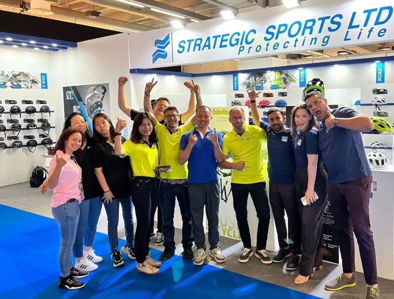 Norman Cheng, chủ sở hữu Strategic Sports, một trong những nhà sản xuất mũ bảo hiểm lớn nhất thế giới cho biết, việc dịch chuyển hoạt động ra ngoài Trung Quốc được xem là một giải pháp sống còn đối với công ty.