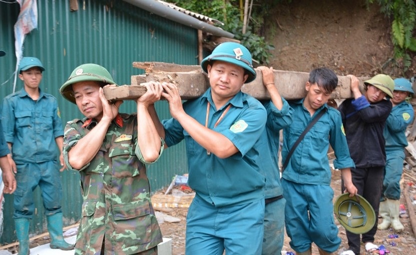 Cán bộ, chiến sĩ lực lượng vũ trang huyện Mù Cang Chải hỗ trợ người dân di dời nhà và tài sản ra khỏi vị trí có nguy cơ sạt lở