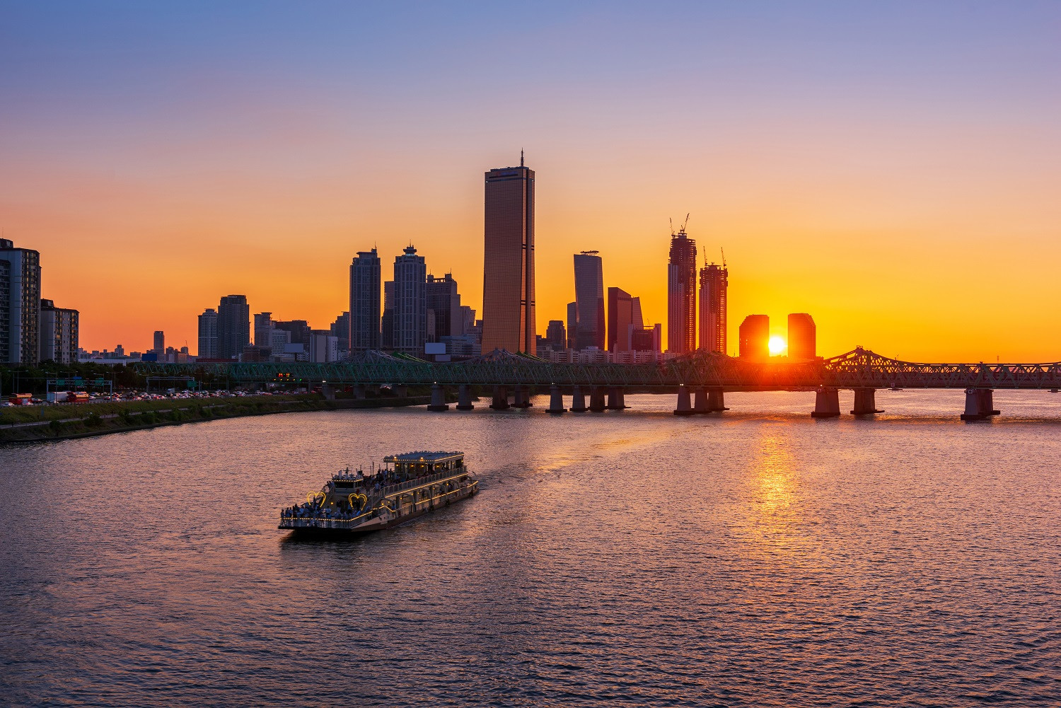 Các tòa tháp ven sông Hàn (Seoul) luôn được săn đón nhờ vị trí đắc địa. Ảnh:p/Dreamstime