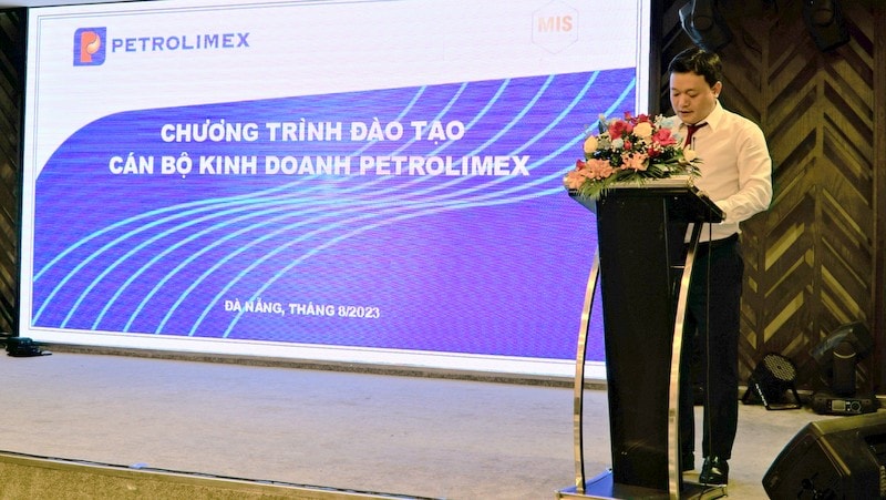 Phó Tổng giám đốc Petrolimex Nguyễn Ngọc Tú phát biểu chỉ đạo khóa học