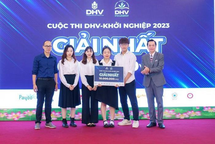 Giải Nhất trao cho dự án “Nghiên cứu tác dụng giải cảm, trị đau đầu và điều chế thử nghiệm dầu gội thiên nhiên từ cây ngải cứu”