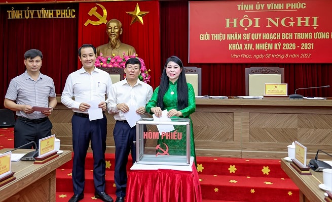 Bí thư Tỉnh ủy Hoàng Thị Thúy Lan, Phó Bí thư Thường trực Tỉnh ủy Phạm Hoàng Anh, Chủ tịch UBND tỉnh Lê Duy Thành cùng các đồng chí BTV Tỉnh ủy bỏ phiếu giới thiệu nhân sự quy hoạch BCH Trung ương Đảng khóa XIV, nhiệm kỳ 2026-2031.