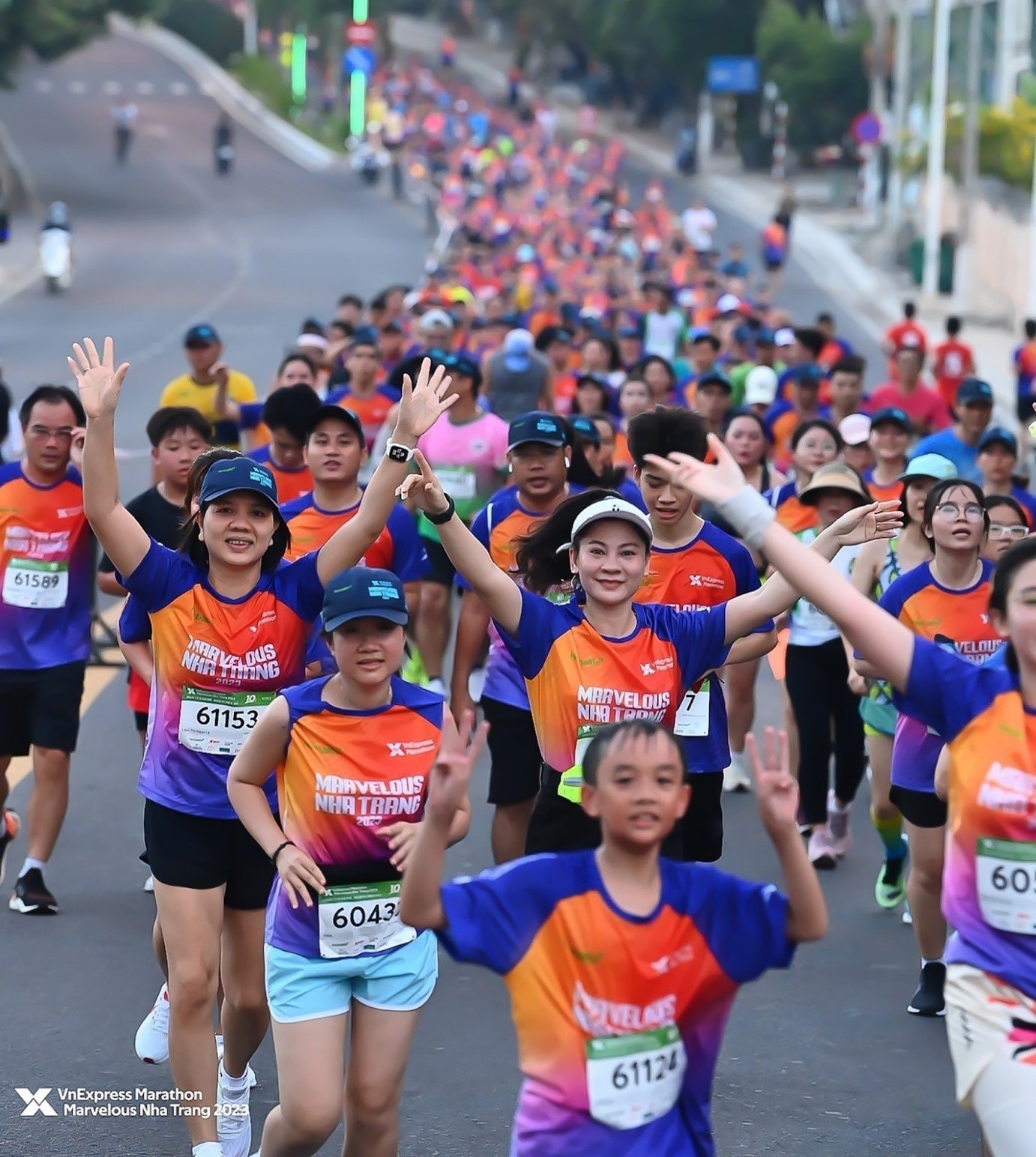 VĐV hòa mình trong trang phục đến từ nhà tài trợ Xtep. Ảnh: VnExpress Marathon