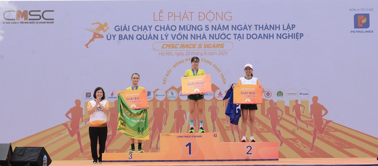 Đồng chí Nguyễn Thị Thanh Bình, Phó trưởng Ban Tuyên giáo Đảng ủy Khối doanh nghiệp Trung ương trao giải cự ly 2.5km nữ