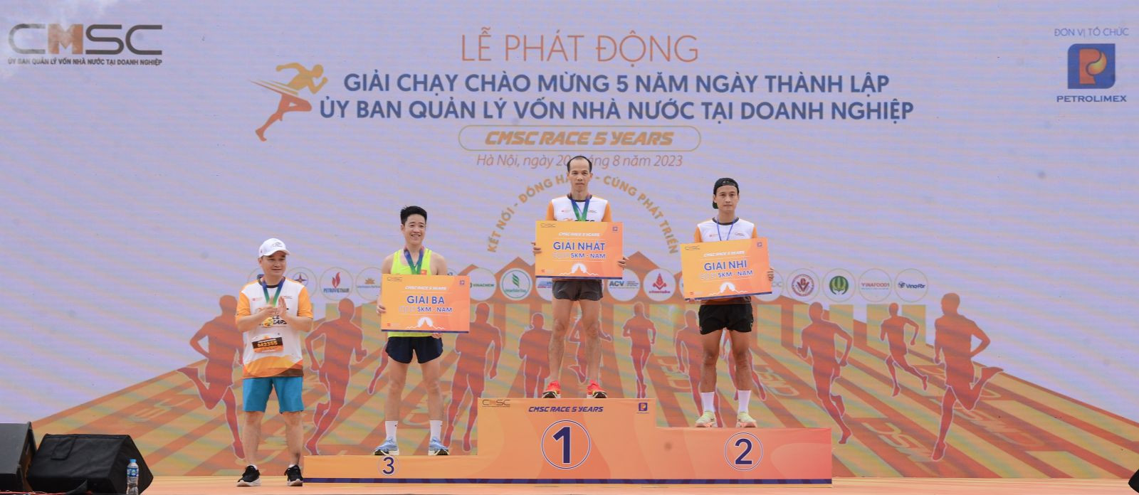 Đồng chí Đào Nam Hải - Phó Bí thư Đảng ủy, Ủy viên HĐQT, Tổng Giám đốc Petrolimex trao giải cự ly 5km nam