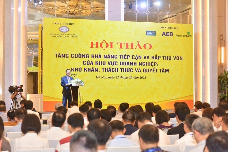 Ngày 22/8/2023, tại Hà Nội, Ngân hàng Nhà nước Việt Nam (NHNN) đã tổ chức Hội thảo với chủ đề: “Tăng cường khả năng tiếp cận và hấp thụ vốn của khu vực doanh nghiệp: Khó khăn, thách thức và quyết tâm”. Hội thảo do Phó Thống đốc NHNN Đào Minh Tú chủ trì, với sự tham dự của gần 200 đại biểu đến từ các Bộ, ban, ngành, chuyên gia, nhà khoa học, tổ chức tín dụng, hiệp hội, doanh nghiệp… Hội thảo là diễn đàn khoa học cho cho các đại biểu trao đổi cởi mở, thẳng thắn, đề xuất các sáng kiến, giải pháp để giải quyết bài toán về vốn cho doanh nghiệp trong bối cảnh hiện nay.