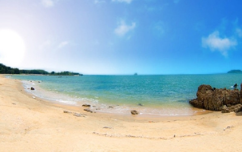 Đảo cái Chiên có bãi biển trải dài hơn 10km, bờ cát trắng mịn, nước biển trong xanh cùng với những cánh rừng bạt ngàn và những bãi cồn nhấp nhô.