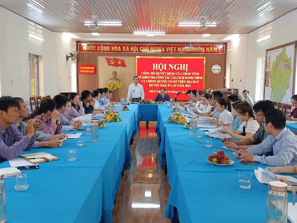 Thực hiện Kế hoạch số 73/KH-ĐKT ngày 29/3/2023, vừa qua Đoàn kiểm tra liên ngành công tác cải cách hành chính (CCHC) năm 2023 tiến hành kiểm tra 2 huyện Đắk Mil và Đắk R’lấp; Chi nhánh Văn phòng Đăng ký đất đai (VPĐKĐĐ) huyện Đắk Mil, Đắk R’lấp cùng UBND 4 xã (Đắk Lao, Thuận An, Đắk Ru, Quảng Tín)