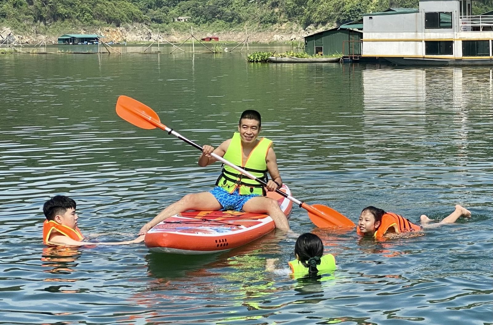 Nhiều gia đình có xu hướng lựa chọn đi du lịch ngắn ngày ở ngoại thành và các tỉnh lân cận để tiết kiệm chi phí, di chuyển nhanh chóng mà vẫn có trải nghiệm mới lạ.