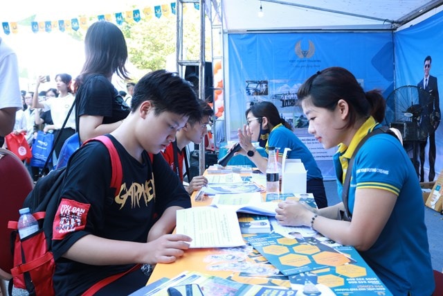 Thí sinh tìm hiểu thông tin tuyển sinh của trường đại học.