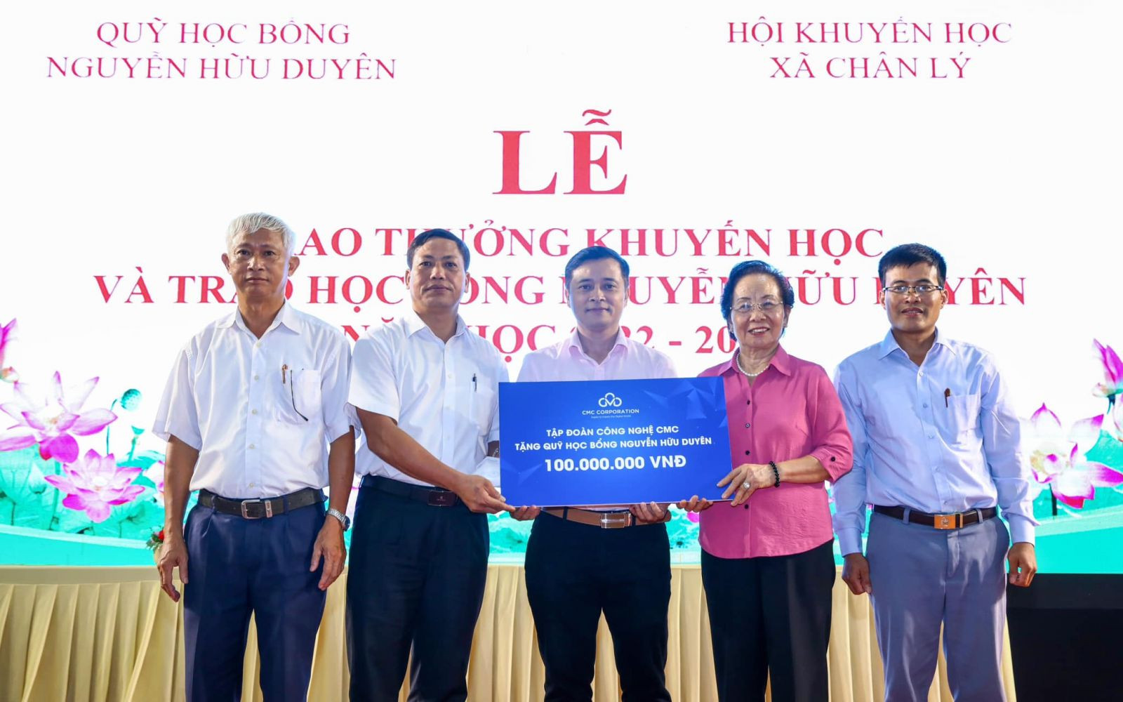 Ông Nguyễn Thành Lưu, đại diện CMC cùng Nguyên Phó Chủ tịch nước Nguyễn Thị Doan trao tặng Quỹ học bổng Nguyễn Hữu Duyên.