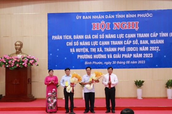 Lãnh đạo tỉnh Bình Phước tặng bằng khen của UBND tỉnh cho các đơn vị có thành tích xuất sắc trong thực hiện Chỉ số năng lực cạnh tranh (PCI) cấp tỉnh