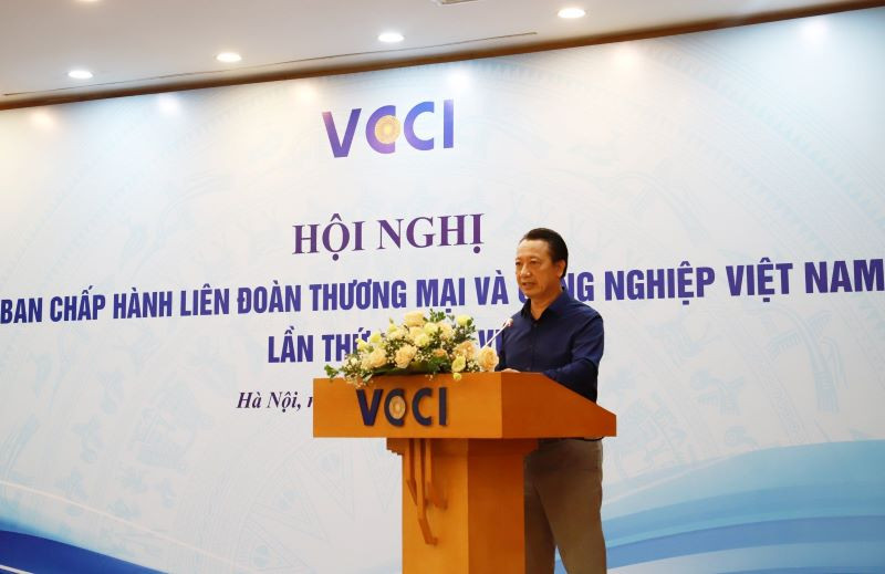 Phó Chủ tịch VCCI Nguyễn Quang Vinh trình bày các báo cáo tại sự kiện