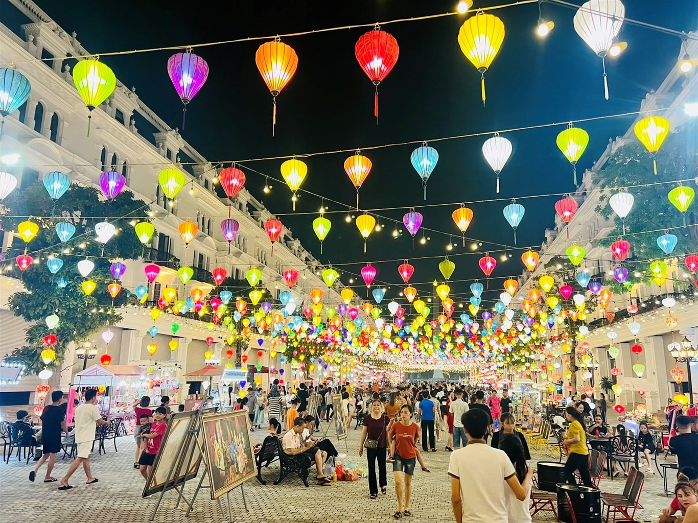 Phố đèn lồng khổng lồ Danko City thu hút hàng trăm ngàn du khách, người dân ghé thăm trong dịp nghỉ lễ 2/9