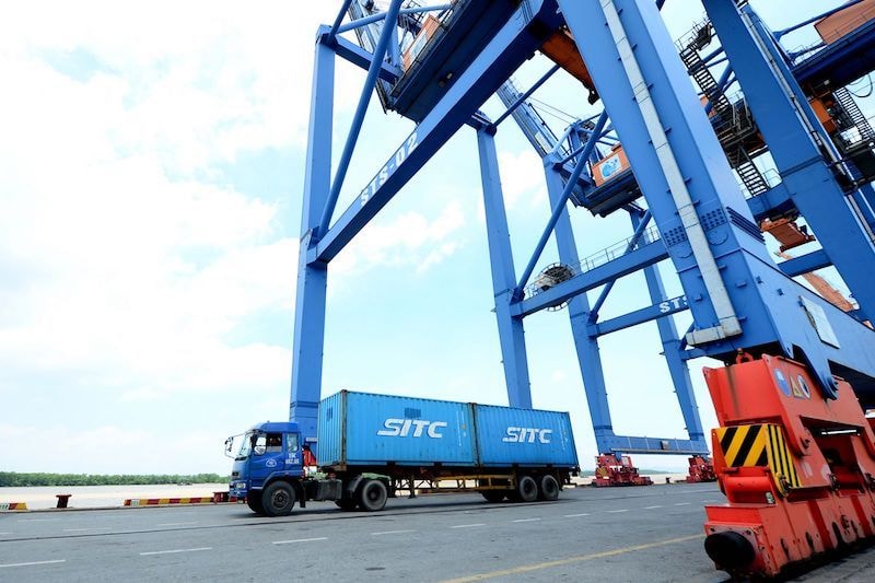 Đối với khung giá bốc dỡ container xuất nhập khẩu, Cục Hàng hải Việt Nam đề xuất điều chỉnh “giá sàn” tăng 10% so với khu vực I do mức giá tại khu vực này thấp nhất cả nước.