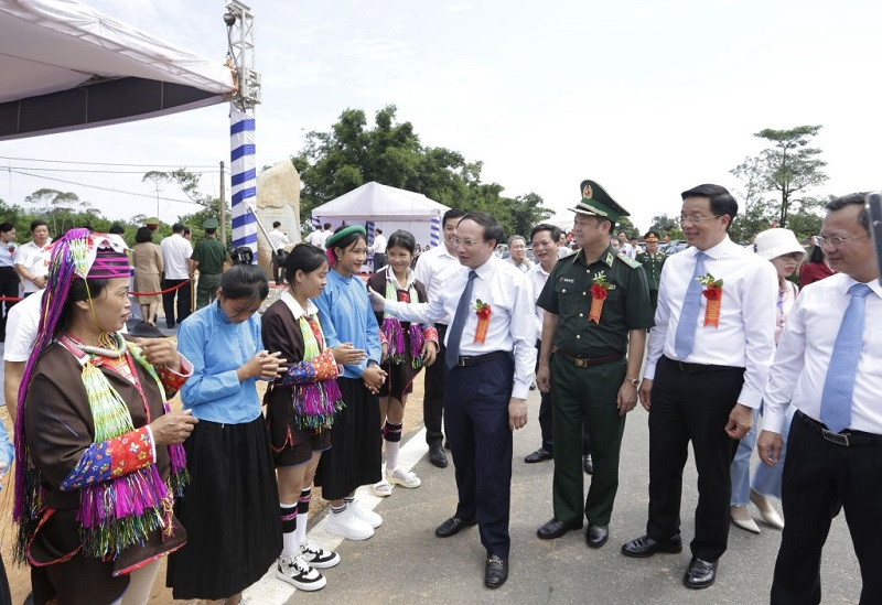 Lãnh đạo tỉnh Quảng Ninh tỉnh trò chuyện với nhân dân sinh sống nơi tuyến đường đi qua