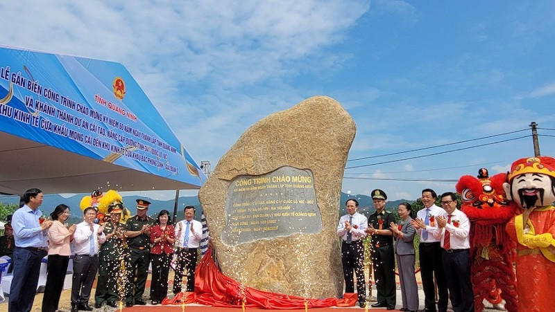 Sáng nay (1/9), tỉnh Quảng Ninh đã tổ chức lễ gắn biển công trình chào mừng kỷ niệm 60 năm ngày thành lập tỉnh và khánh thành dự án cải tạo nâng cấp đường tỉnh 341 (Quốc lộ 18C) nối liền 2 khu kinh tế (KKT) cửa khẩu của tỉnh.