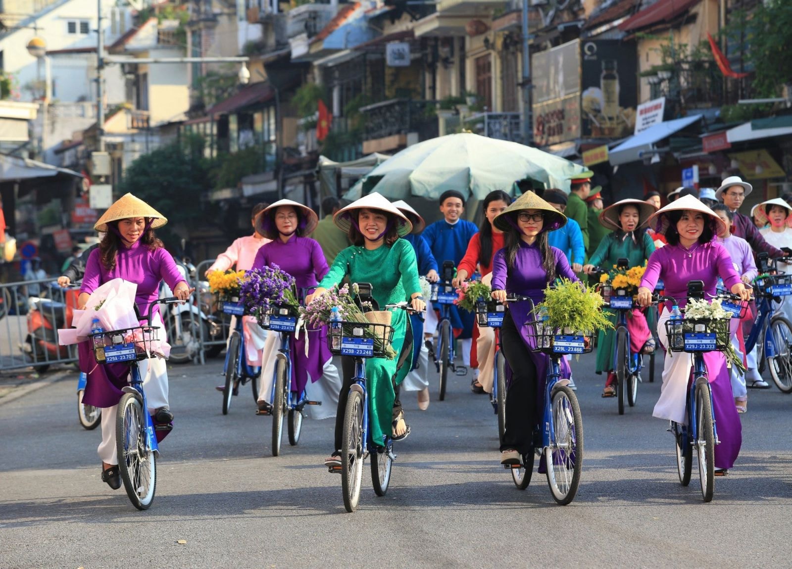 Người dân Hà Nội và du khách nước ngoài đạp xe, diễu hành áo dài chào mừng Quốc khánh.