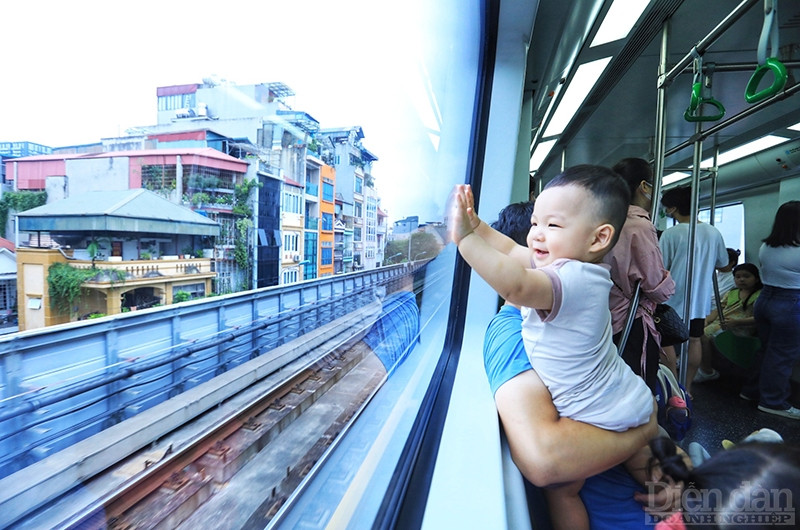 Đông đảo người dân trải nghiệm tuyến đường sắt Cát Linh - Hà Đông trong dịp nghỉ lễ 2/9