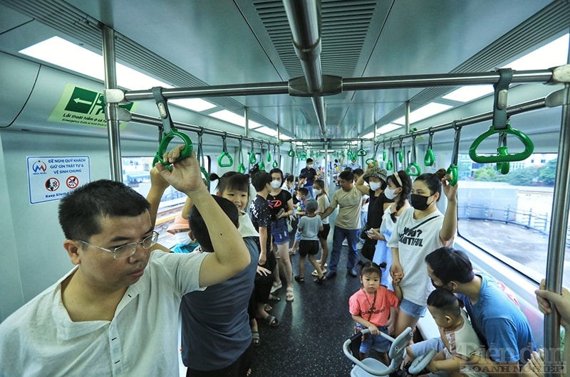 Trong sáng 2/9, đường sắt Cát Linh - Hà Đông đã đón hơn 18 nghìn lượt hành khách. Buổi chiều cũng như những ngày nghỉ, lượng khách đến trải nghiệm tàu điện sẽ tiếp tục tăng mạnh. (Ảnh: Quốc Tuấn)