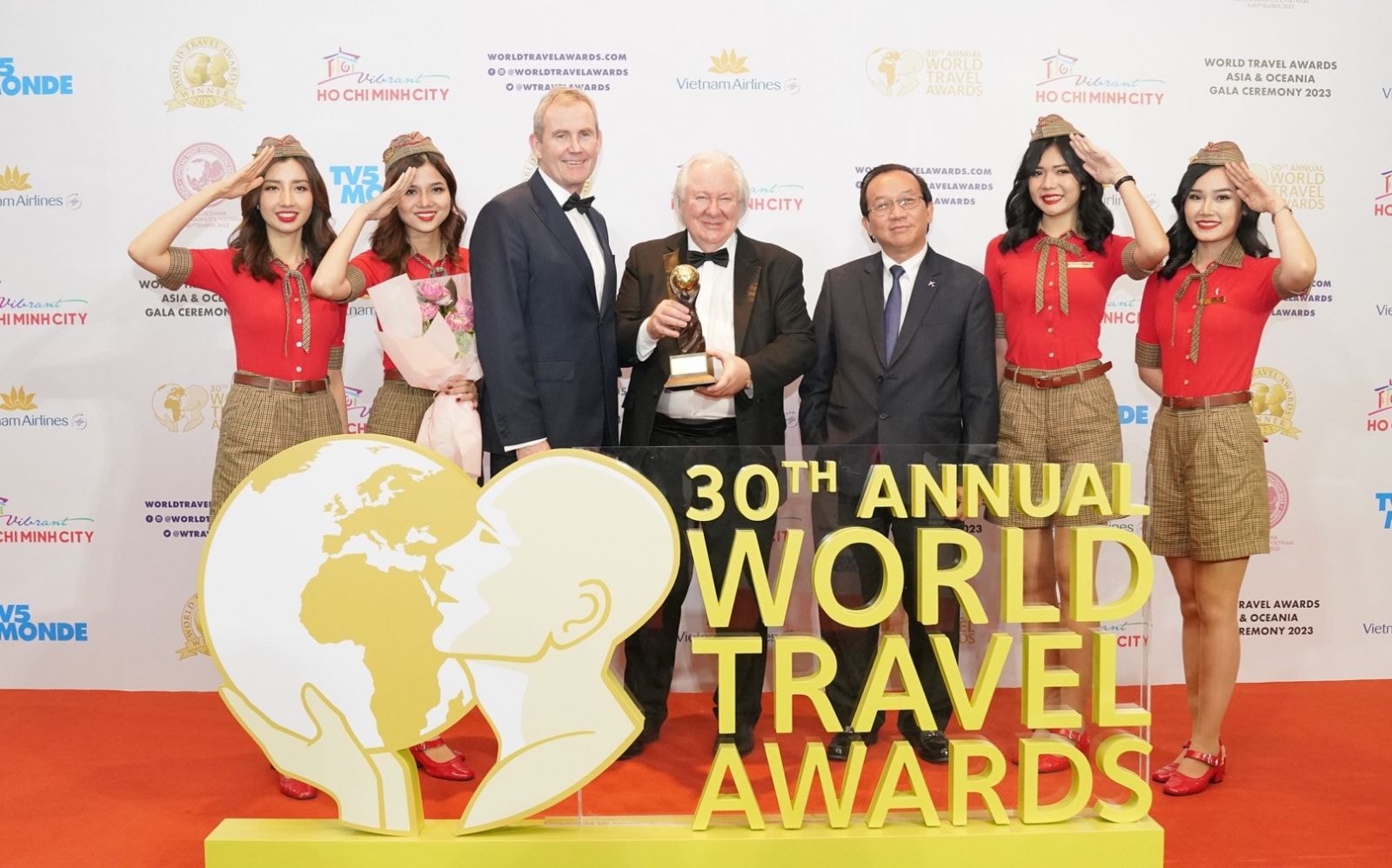 Ông Graham Cooke (giữa), nhà sáng lập và chủ tịch World Travel Awards trao cúp kỷ niệm cho lãnh đạo Vietjet  