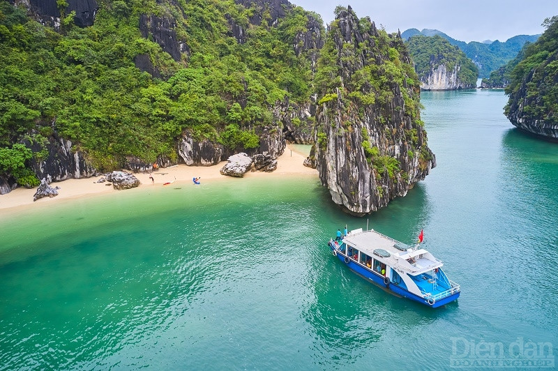 Mùa thu trên đảo Cát Bà trời xanh mây trắng, nước trong xanh đẹp mê hồn (Ảnh: Thắng Nguyễn)