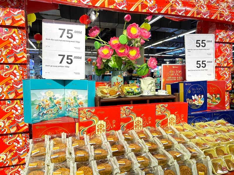 Bánh Trung thu WinMart_WinMart+ có mức giá bán lẻ 55.000đ cho dòng bánh truyền thống và 75.000đ cho dòng bánh cao cấp