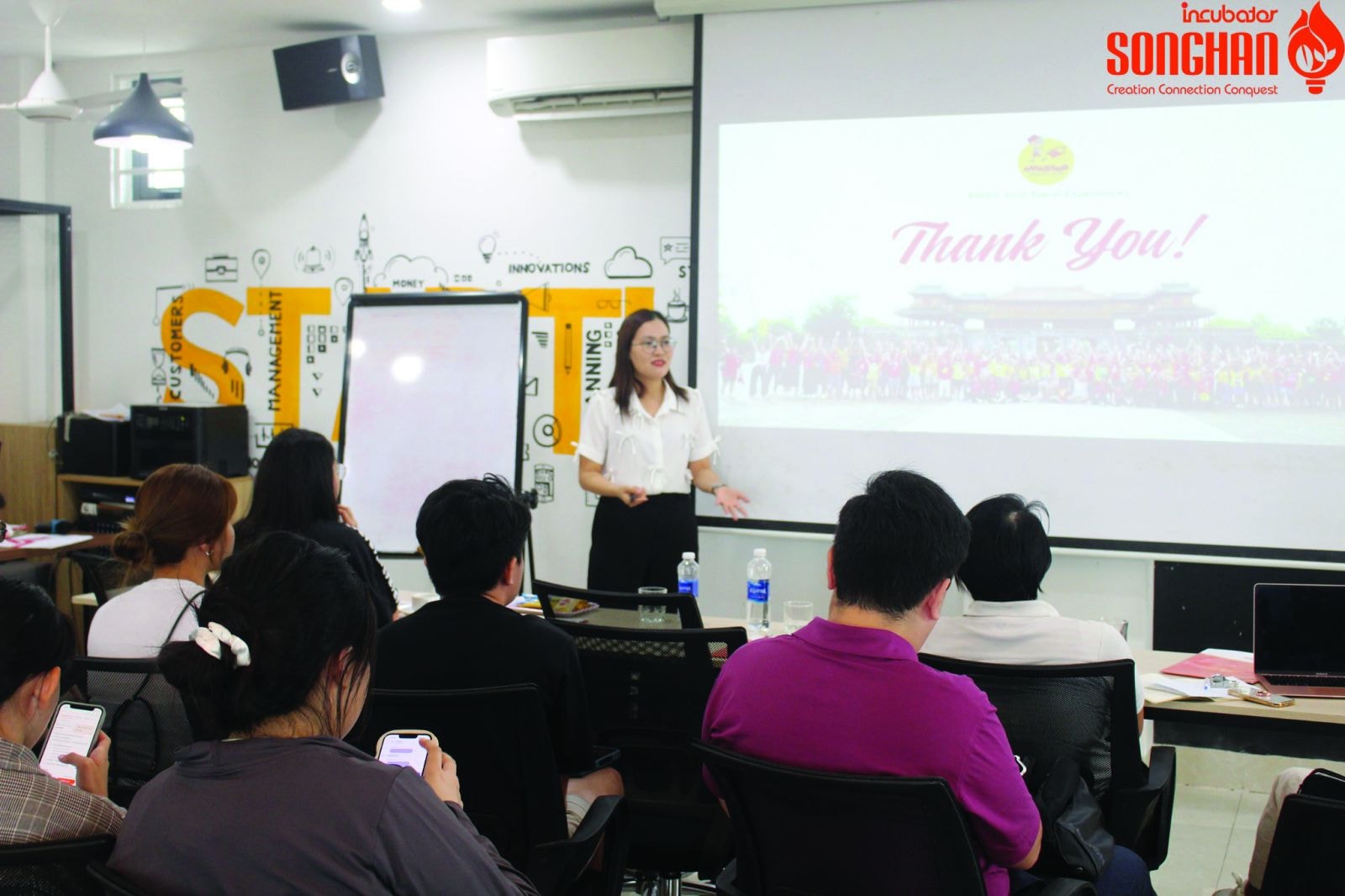  Sinh viên quốc tế đến từ FPT Globalp/đang tìm hiểu về Vườn ươm Sông Hàn và hệ sinh thái khởi nghiệp 