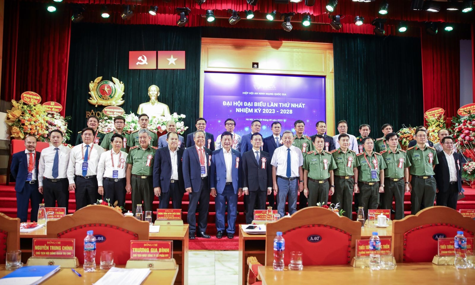 Bộ trưởng Tô Lâm cùng các đại biểu chúc mừng các đồng chí vừa được Đại hội bầu tham gia Ban Chấp hành Hiệp hội An ninh mạng quốc gia nhiệm kỳ I (2023 – 2028).